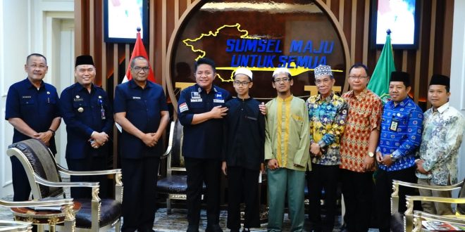 Gubernur Provinsi Sumatera Selatan, Herman Deru saat menerima Pengurus Lembaga Pengembangan Tilawatil Qur'an (LPTQ) Sumsel, K.H. Mudrik Qori, bersama dengan rombongan, di Ruang Tamu Gubernur Sumsel pada hari Kamis tanggal 6 April 2023, dalam rangka melaporkan keberangkatan Sabiq Bil Khoirot yang akan bertanding di Yordania. (foto : Humas Pemprov Sumsel)