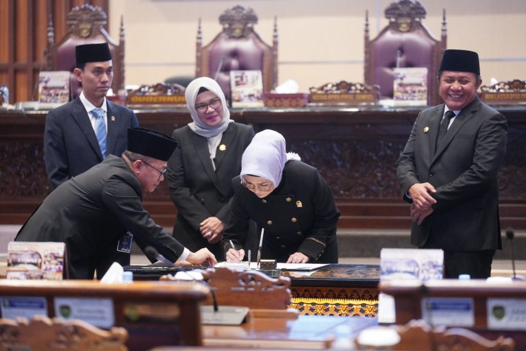 Pimpinan DPRD Sumsel dan Gubernur Sumsel foto bersama setelah menyepakati Kebijakan Kebijakan Umum Anggaran dan Plafon Prioritas Anggaran Sementara (KUA-PPAS) Anggaran Pendapatan Belanja Daerah (APBD) Tahun 2024 di Ruang Rapat Paripurna, Jalan POM IX, Palembang, pada hari Senin tanggal 24 Juli 2023. (foto : Humas DPRD Sumsel)