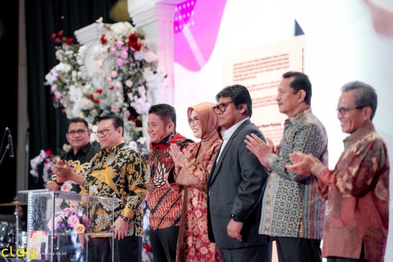 Gubernur Provinsi Sumatera Selatan, Herman Deru, saat menghadiri acara peluncuran dan tasyakuran buku berjudul R. A. Anita Noeringhati Singa Betina Parlemen Bumi Sriwijaya, di Hotel Excelton, Palembang, pada hari Jum'at tanggal 28 Juli 2023. (foto : Humas DPRD Sumsel)