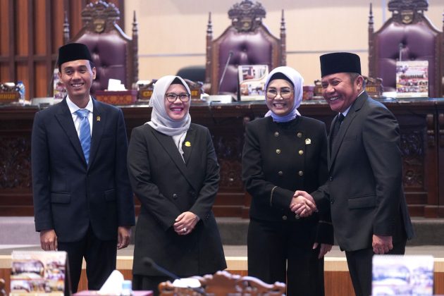 Pimpinan DPRD Sumsel dan Gubernur Sumsel foto bersama setelah menyepakati Kebijakan Kebijakan Umum Anggaran dan Plafon Prioritas Anggaran Sementara (KUA-PPAS) Anggaran Pendapatan Belanja Daerah (APBD) Tahun 2024 di Ruang Rapat Paripurna, Jalan POM IX, Palembang, pada hari Senin tanggal 24 Juli 2023. (foto : Humas DPRD Sumsel)