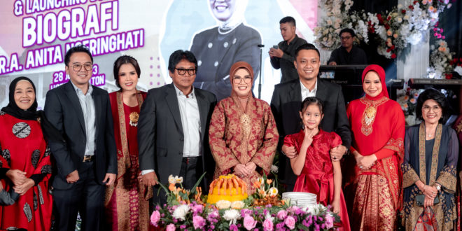 Gubernur Provinsi Sumatera Selatan, Herman Deru, saat menghadiri acara peluncuran dan tasyakuran buku berjudul R. A. Anita Noeringhati Singa Betina Parlemen Bumi Sriwijaya, di Hotel Excelton, Palembang, pada hari Jum'at tanggal 28 Juli 2023. (foto : Humas DPRD Sumsel)