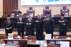 Pimpinan DPRD Sumsel dan Gubernur Sumsel foto bersama setelah menyepakati Kebijakan Kebijakan Umum Anggaran dan Plafon Prioritas Anggaran Sementara (KUA-PPAS) Anggaran Pendapatan Belanja Daerah (APBD) Tahun 2024 di Ruang Rapat Paripurna, Jalan POM IX, Palembang, pada hari Senin tanggal 24 Juli 2023. (foto : Humas DPRD Sumsel)