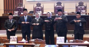 Pimpinan DPRD Sumsel dan Gubernur Sumsel foto bersama setelah menyepakati Kebijakan Kebijakan Umum Anggaran dan Plafon Prioritas Anggaran Sementara (KUA-PPAS) Anggaran Pendapatan Belanja Daerah (APBD) Tahun 2024 di Ruang Rapat Paripurna, Jalan POM IX, Palembang, pada hari Senin tanggal 24 Juli 2023. (foto : Humas DPRD Sumsel)