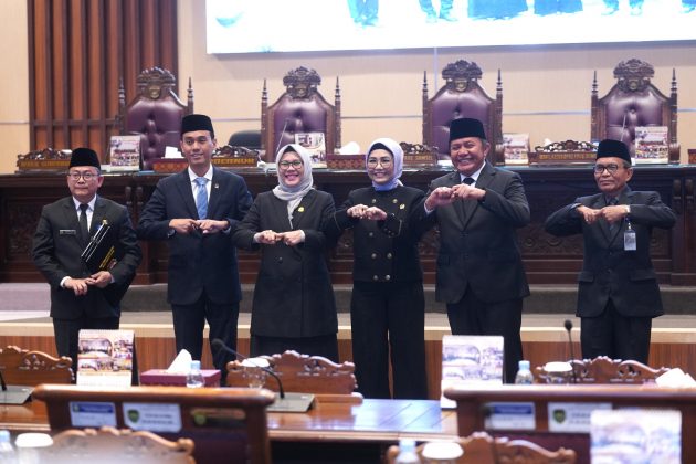 Pimpinan DPRD Sumsel dan Gubernur Sumsel foto bersama setelah menyepakati Kebijakan Kebijakan Umum Anggaran dan Plafon Prioritas Anggaran Sementara (KUA-PPAS) Anggaran Pendapatan Belanja Daerah (APBD) Tahun 2024 di Ruang Rapat Paripurna, Jalan POM IX, Palembang, pada hari Senin tanggal 24 Juli 2023. (foto : Humas DPRD Sumsel)
