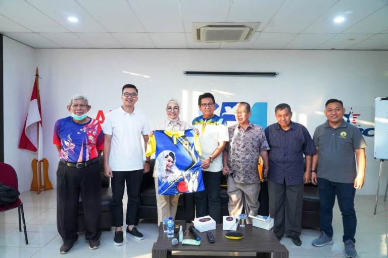 Ketua Dewan Perwakilan Rakyat Daerah (DPRD) Sumsel yang juga sebagai Ketua Persatuan Boling Indonesia Sumsel, Hj. Anita Noeringhati, foto bersama peserta Rapat persiapan Pra PON dan Leanpuri Cup tahun 2023. (foto : bekisarmedia.id/aprizal)