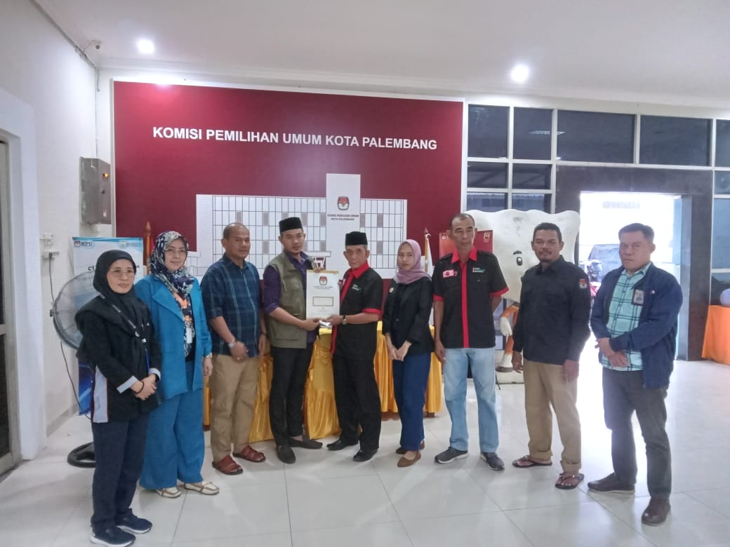 Pengurus Pimpinan Cabang (Pimcab) Partai Kebangkitan Nusantara (PKN) Kota Palembang menyerahkan berkas Perbaikan Dokumen Persyaratan Bakal Calon Anggota Dewan Perwakilan Rakyat Daerah (DPRD) Kota Palembang ke Komisi Pemilihan Umum (KPU) Kota Palembang, pada hari Minggu tanggal 9 Juli 2023. (foto : bekisarmedia.id/aprizal)