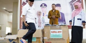 Pj. Bupati Kabupaten Musi Banyuasin, H. Apriyadi Mahmud, menggunakan langsung sendal jepit produksi petani karet di Kecamatan Plakat Tinggi. (foto : bekisarmedia.id/arba'a)