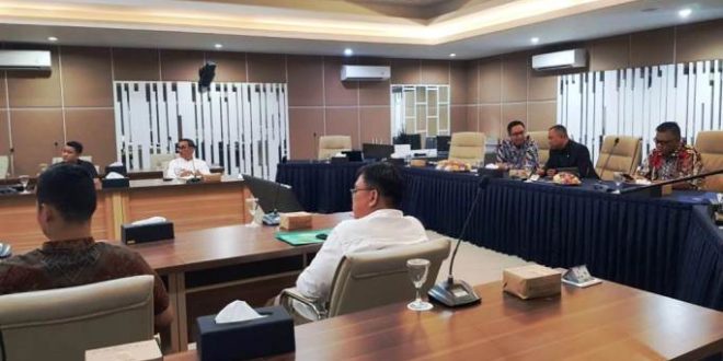 Wakil Ketua DPRD Sumsel, Giri Ramanda Kiemas, menghadiri Rapat Strategis bersama Staf Khusus Wakil Presiden Republik Indonesia dalam rangka mengakselerasi peran BUMN dalam pengembangan literasi di Tanjung Enim, pada hari Jum'at tanggal 21 Juli 2023 di Kantor PT. Bukit Asam Muara Enim. (foto : Humas DPRD Sumsel)