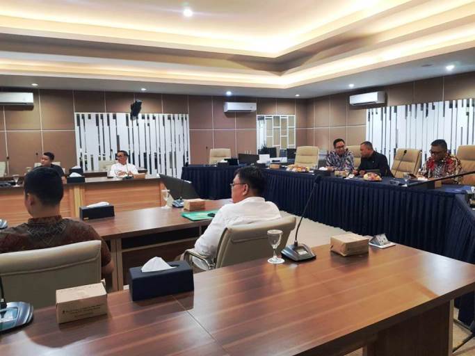 Wakil Ketua DPRD Sumsel, Giri Ramanda Kiemas, menghadiri Rapat Strategis bersama Staf Khusus Wakil Presiden Republik Indonesia dalam rangka mengakselerasi peran BUMN dalam pengembangan literasi di Tanjung Enim, pada hari Jum'at tanggal 21 Juli 2023 di Kantor PT. Bukit Asam Muara Enim. (foto : Humas DPRD Sumsel)