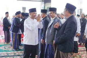 Pj. Bupati Kabupaten Musi Banyuasin, H. Apriyadi Mahmud, menghadiri Peringatan Tahun Baru Islam 1 Muharram 1.445 H/2023 sekaligus Pelantikan Dewan Pengurus Daerah Forum Pondok Pesantren Sumatera Selatan (DPD FORPESS) Kabupaten Musi Banyuasin Masa Khidmat 2022–2026 di Pendopoan Griya Bumi Serasan Sekate (GBSS), Sekayu, pada hari Selasa tanggal 25 Juli 2023. (foto : bekisarmedia.id/hairudin)