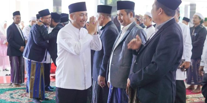Pj. Bupati Kabupaten Musi Banyuasin, H. Apriyadi Mahmud, menghadiri Peringatan Tahun Baru Islam 1 Muharram 1.445 H/2023 sekaligus Pelantikan Dewan Pengurus Daerah Forum Pondok Pesantren Sumatera Selatan (DPD FORPESS) Kabupaten Musi Banyuasin Masa Khidmat 2022–2026 di Pendopoan Griya Bumi Serasan Sekate (GBSS), Sekayu, pada hari Selasa tanggal 25 Juli 2023. (foto : bekisarmedia.id/hairudin)