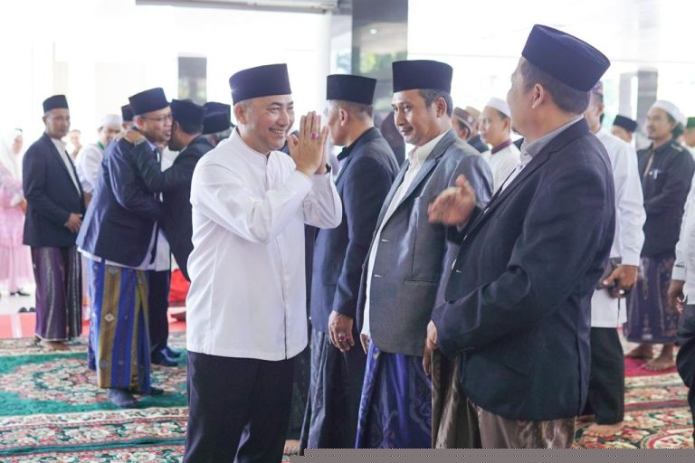 Pj. Bupati Kabupaten Musi Banyuasin, H. Apriyadi Mahmud, menghadiri Peringatan Tahun Baru Islam 1 Muharram 1.445 H/2023 sekaligus Pelantikan Dewan Pengurus Daerah Forum Pondok Pesantren Sumatera Selatan (DPD FORPESS) Kabupaten Musi Banyuasin Masa Khidmat 2022–2026 di Pendopoan Griya Bumi Serasan Sekate (GBSS), Sekayu, pada hari Selasa tanggal 25 Juli 2023. (foto : bekisarmedia.id/hairudin)