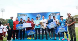 Wakil Gubernur Provinsi Sumatera Selatan, Mawardi Yahya, foto bersama pemenang pada Turnamen Sepak Bola U-20 Piala Gubernur Sumatera Selatan Tahun 2023 di Stadion Bumi Sriwijaya, Palembang, hari Selasa tanggal 11 Juli 2023. (foto : bekisarmedia.id/aprizal)
