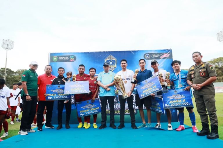 Wakil Gubernur Provinsi Sumatera Selatan, Mawardi Yahya, foto bersama pemenang pada Turnamen Sepak Bola U-20 Piala Gubernur Sumatera Selatan Tahun 2023 di Stadion Bumi Sriwijaya, Palembang, hari Selasa tanggal 11 Juli 2023. (foto : bekisarmedia.id/aprizal)