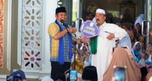 Gubernur Provinsi Sumatera Selatan, Herman Deru, menghadiri Peringatan Tahun Baru Islam 1 Muharam 1445 Hijriah yang digelar Forum Koordinasi majelis Ta’lim (FKMT) se Kota Palembang yang dipusatkan di Masjid Nurul Fatah Sako pada hari Rabu siang tanggal 19 Juli 2023. (foto : bekisarmedia.id/aprizal)