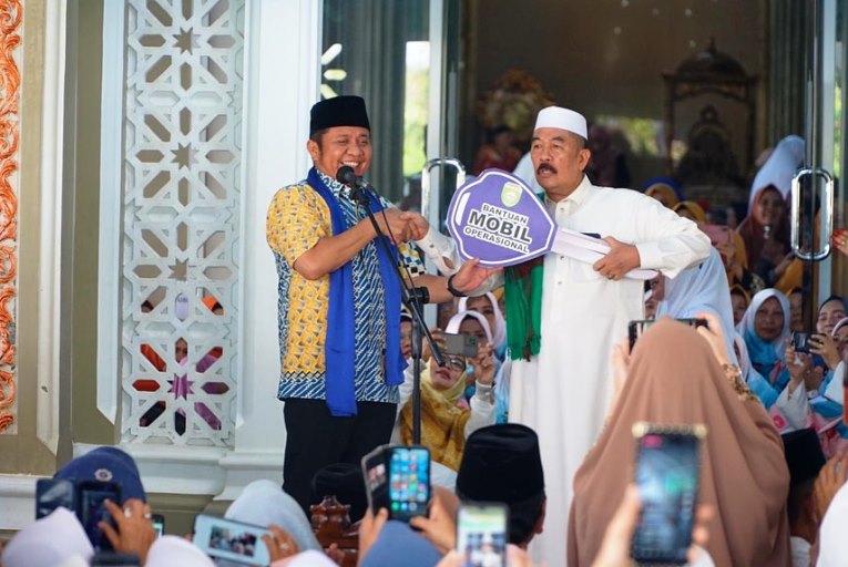 Gubernur Provinsi Sumatera Selatan, Herman Deru, menghadiri Peringatan Tahun Baru Islam 1 Muharam 1445 Hijriah yang digelar Forum Koordinasi majelis Ta’lim (FKMT) se Kota Palembang yang dipusatkan di Masjid Nurul Fatah Sako pada hari Rabu siang tanggal 19 Juli 2023. (foto : bekisarmedia.id/aprizal)