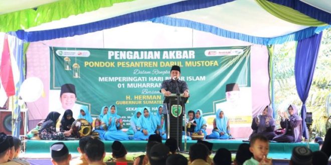 Gubernur Provinsi Sumatera Selatan, Herman Deru, menghadiri acara peringatan Hari Besar Islam dan Haul Akbar Desa Mataram Jaya, Kabupaten Ogan Komering Ilir, pada hari Selasa tanggal 18 Juli 2023. (foto : Humas Pemprov Sumsel)