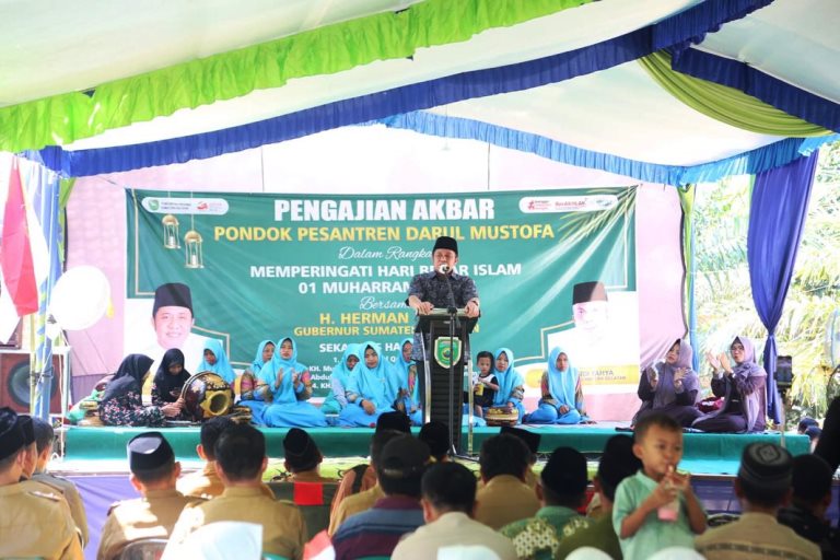 Gubernur Provinsi Sumatera Selatan, Herman Deru, menghadiri acara peringatan Hari Besar Islam dan Haul Akbar Desa Mataram Jaya, Kabupaten Ogan Komering Ilir, pada hari Selasa tanggal 18 Juli 2023. (foto : Humas Pemprov Sumsel)