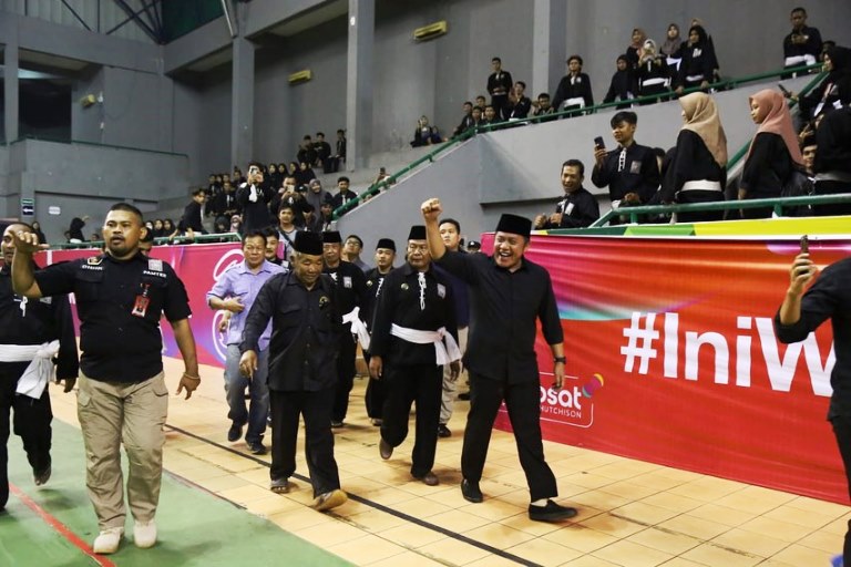 Gubernur Provinsi Sumatera Selatan (Sumsel), Herman Deru, hadir dalam pengesahan warga baru PSHT Cabang Palembang di GOR Dempo, Jakabaring Sport City (JSC), Palembang, pada hari Sabtu tanggal 22 Juli 2023.