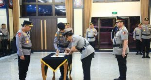 Kepala Kepolisian Republik Indonesia (Kapolri), Jenderal Listyo Sigit Prabowo, resmi melantik Komjen Agus Andrianto menjadi Wakil Kepala Kepolisian Republik Indonesia (Wakapolri) yang sebelumnya dijabat oleh Komjen Gatot Eddy Pramono. (foto : bekisarmedia.id/IWO)