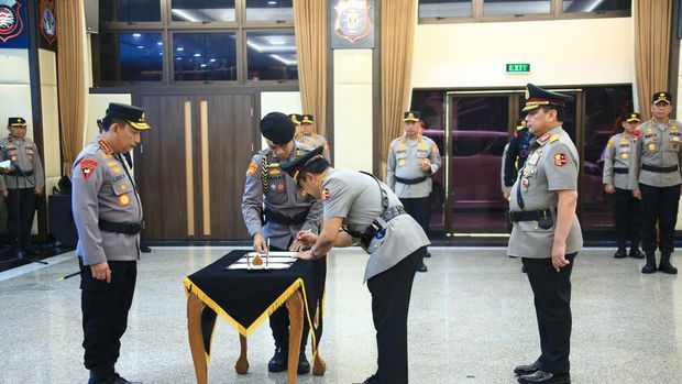 Kepala Kepolisian Republik Indonesia (Kapolri), Jenderal Listyo Sigit Prabowo, resmi melantik Komjen Agus Andrianto menjadi Wakil Kepala Kepolisian Republik Indonesia (Wakapolri) yang sebelumnya dijabat oleh Komjen Gatot Eddy Pramono. (foto : bekisarmedia.id/IWO)