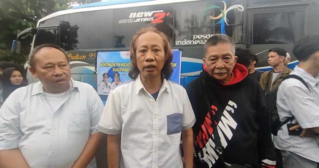 Ketua Umum Pengprov FHI Sumsel, H. Eddy Rianto, S.H., M.H., saat melepas keberangkatan tim hoki Sumsel yang bakal berlaga di ajang Pra-PON, pada hari Rabu tanggal 5 Juli 2023. (foto : bekisarmedia.id/aprizal)