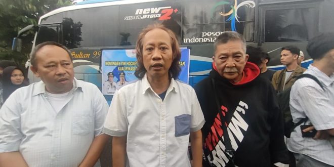 Ketua Umum Pengprov FHI Sumsel, H. Eddy Rianto, S.H., M.H., saat melepas keberangkatan tim hoki Sumsel yang bakal berlaga di ajang Pra-PON, pada hari Rabu tanggal 5 Juli 2023. (foto : bekisarmedia.id/aprizal)