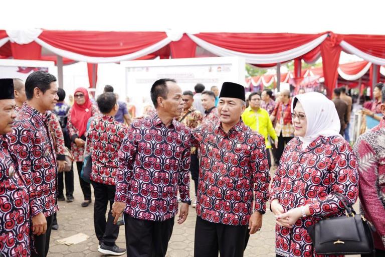 Pj. Bupati Kabupaten Musi Banyuasin, H. Apriyadi Mahmud, menghadiri puncak Peringatan Hari Keluarga Nasional (HARGANAS) ke 30 tahun 2023 di Lapangan Upacara Pemerintah Kabupaten (Pemkab) Banyuasin, pada hari Kamis tanggal 6 Juli 2023. (foto : bekisarmedia.id/aprizal)