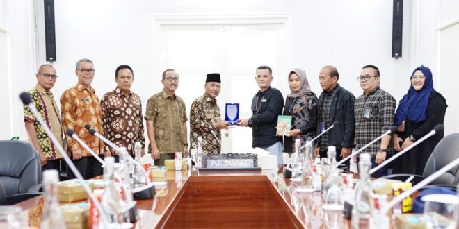 Pj. Bupati Muba, H. Apriyadi Mahmud, saat menerima jajaran PT. Permodalan Nasional Madani (PNM) Cabang Palembang di Kantor Perwakilan Musi Banyuasin di Palembang, pada hari Jumat tanggal 7 Juli 2023. (foto : bekisarmedia.id/arba'a)