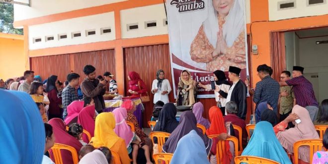 Tokoh masyarakat Kabupaten Musi Banyuasin (Muba), Hj. Lucianty, menggelar pasar sembako murah di Desa Air Putih Ulu (C1), Kecamatan Plakat Tinggi, pada hari Minggu tanggal 9 Juli 2023. (foto : bekisarmedia.id/arba'a)