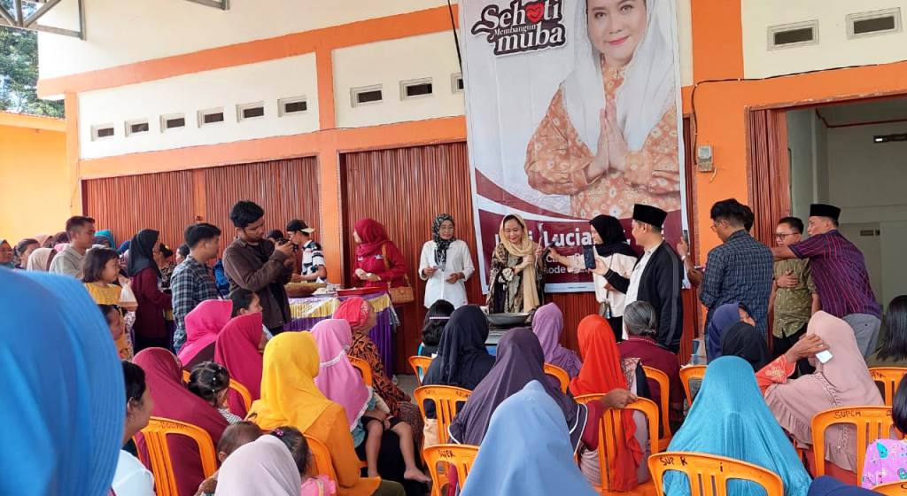 Tokoh masyarakat Kabupaten Musi Banyuasin (Muba), Hj. Lucianty, menggelar pasar sembako murah di Desa Air Putih Ulu (C1), Kecamatan Plakat Tinggi, pada hari Minggu tanggal 9 Juli 2023. (foto : bekisarmedia.id/arba'a)