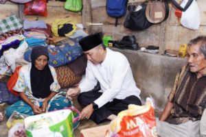 Pj. Bupati Kabupaten Musi Banyuasin, H. Apriyadi Mahmud, saat mengunjungi rumah warga beberapa waktu yang lalu. (foto : bekisarmedia.id/arba'a)