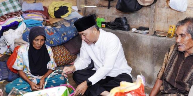 Pj. Bupati Kabupaten Musi Banyuasin, H. Apriyadi Mahmud, saat mengunjungi rumah warga beberapa waktu yang lalu. (foto : bekisarmedia.id/arba'a)