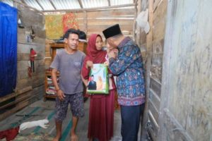 Pj. Bupati Kabupaten Musi Banyuasin, H. Apriyadi Mahmud, mengunjungi rumah Erwin, penerima bantuan Rehabilitasi Rumah Tidak Layak Huni, hari Sabtu tanggal 15 Juli 2023. (foto : bekisarmedia.id/aprizal)