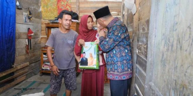 Pj. Bupati Kabupaten Musi Banyuasin, H. Apriyadi Mahmud, mengunjungi rumah Erwin, penerima bantuan Rehabilitasi Rumah Tidak Layak Huni, hari Sabtu tanggal 15 Juli 2023. (foto : bekisarmedia.id/aprizal)