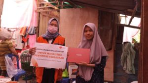 Relawan Rumah Zakat menyerahkan bantuan Laptop kepada Marista, Korban Kebakaran yang terjadi di Lorong Masjid, Gang Sabar, RT. 15 RW. 05, Plaju, pada hari Minggu tanggal 16 Juli 2023. (foto : bekisarmedia.id/aprizal)
