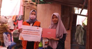 Relawan Rumah Zakat menyerahkan bantuan Laptop kepada Marista, Korban Kebakaran yang terjadi di Lorong Masjid, Gang Sabar, RT. 15 RW. 05, Plaju, pada hari Minggu tanggal 16 Juli 2023. (foto : bekisarmedia.id/aprizal)