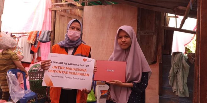Relawan Rumah Zakat menyerahkan bantuan Laptop kepada Marista, Korban Kebakaran yang terjadi di Lorong Masjid, Gang Sabar, RT. 15 RW. 05, Plaju, pada hari Minggu tanggal 16 Juli 2023. (foto : bekisarmedia.id/aprizal)