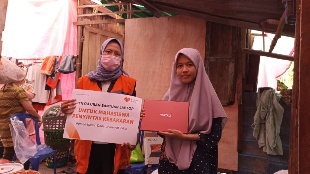 Relawan Rumah Zakat menyerahkan bantuan Laptop kepada Marista, Korban Kebakaran yang terjadi di Lorong Masjid, Gang Sabar, RT. 15 RW. 05, Plaju, pada hari Minggu tanggal 16 Juli 2023. (foto : bekisarmedia.id/aprizal)