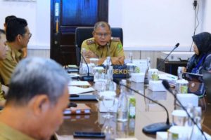Pj. Sekretaris Daerah (Sekda) Muba, Musni Wijaya, memimpin Rapat Koordinasi (Rakor) Rencana Pembentukan Mall Pelayanan Publik (MPP) Kabupaten Muba di Ruang Rapat Sekda Muba, pada hari Senin tanggal 17 Juli 2023. (foto : Humas Pemkab Muba)