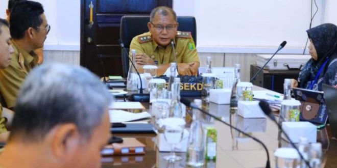 Pj. Sekretaris Daerah (Sekda) Muba, Musni Wijaya, memimpin Rapat Koordinasi (Rakor) Rencana Pembentukan Mall Pelayanan Publik (MPP) Kabupaten Muba di Ruang Rapat Sekda Muba, pada hari Senin tanggal 17 Juli 2023. (foto : Humas Pemkab Muba)