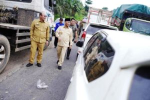 Pj. Bupati Kabupaten Musi Banyuasin, H. Apriyadi Mahmud, bersama dengan rombongan, membantu mengurai kemacetan di Jalan Lintas Bayung Lencir. (foto : bekisarmedia.id/Oyong Hairudin)
