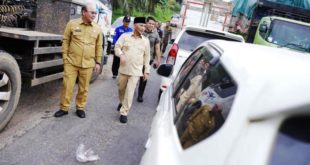 Pj. Bupati Kabupaten Musi Banyuasin, H. Apriyadi Mahmud, bersama dengan rombongan, membantu mengurai kemacetan di Jalan Lintas Bayung Lencir. (foto : bekisarmedia.id/Oyong Hairudin)