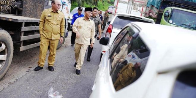 Pj. Bupati Kabupaten Musi Banyuasin, H. Apriyadi Mahmud, bersama dengan rombongan, membantu mengurai kemacetan di Jalan Lintas Bayung Lencir. (foto : bekisarmedia.id/Oyong Hairudin)