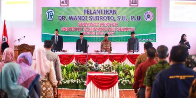 Pj Bupati Musi Banyuasin (Muba), H. Apriyadi Mahmud, menghadiri Pelantikan Rektor Institut Rahmaniyah Sekayu, di Aula Yayasan Rahmaniyah Sekayu pada hari Kamis tanggal 20 Juli 2023. (foto : bekisarmedia.id/aprizal)