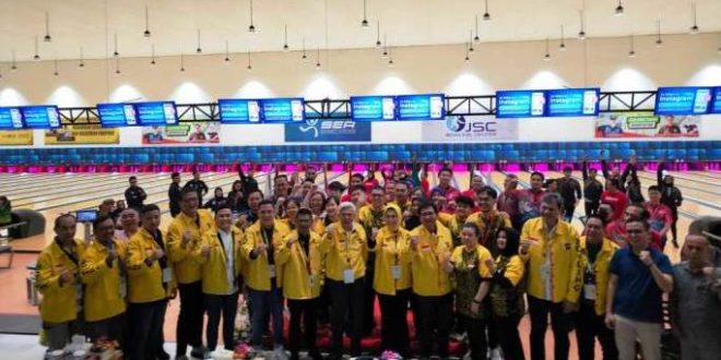 Ketua PBI Sumsel, Hj. Anita Noeringhati, bersama Wakil Gubernur Sumsel dan peserta Babak Kualifikasi PON XXI 2024 Aceh dan Sumatera Utara di Jakabaring Sport City Bowling Center, Palembang, hari Sabtu tanggal 22 Juli 2023. (foto : bekisarmedia.id/aprizal)