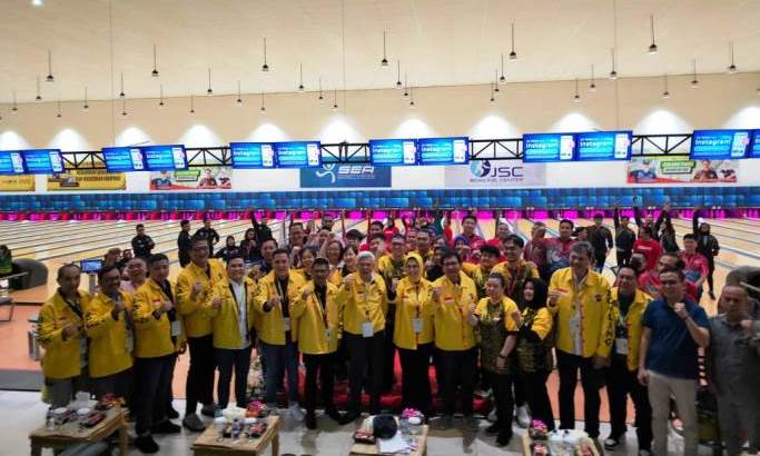 Ketua PBI Sumsel, Hj. Anita Noeringhati, bersama Wakil Gubernur Sumsel dan peserta Babak Kualifikasi PON XXI 2024 Aceh dan Sumatera Utara di Jakabaring Sport City Bowling Center, Palembang, hari Sabtu tanggal 22 Juli 2023. (foto : bekisarmedia.id/aprizal)