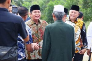 Gubernur Provinsi Sumatera Selatan, Herman Deru, didampingi Pj. Sekretaris Daerah Kabupaten Musi Banyuasin, Musi Wijaya, saat melakukan kunjungan ke Desa Sinar Tungkal, Kecamatan Tungkal Jaya, pada hari Minggu tanggal 23 Juli 2023. (foto : bekisarmedia.id/aprizal)