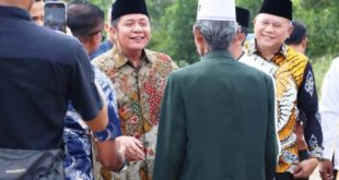 Gubernur Provinsi Sumatera Selatan, Herman Deru, didampingi Pj. Sekretaris Daerah Kabupaten Musi Banyuasin, Musi Wijaya, saat melakukan kunjungan ke Desa Sinar Tungkal, Kecamatan Tungkal Jaya, pada hari Minggu tanggal 23 Juli 2023. (foto : bekisarmedia.id/aprizal)