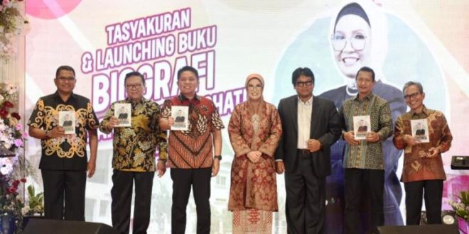 Gubernur Provinsi Sumatera Selatan (Sumsel), Herman Deru, menghadiri Tasyakuran dan Launching Buku Biografi Hj. Anita Noeringhati yang berjudul Singa Betina Parlemen Bumi Sriwijaya, di Ballroom Hotel Excelton Palembang, pada hari Jum'at tanggal 28 Juli 2023. (bekisarmedia.id/aprizal)